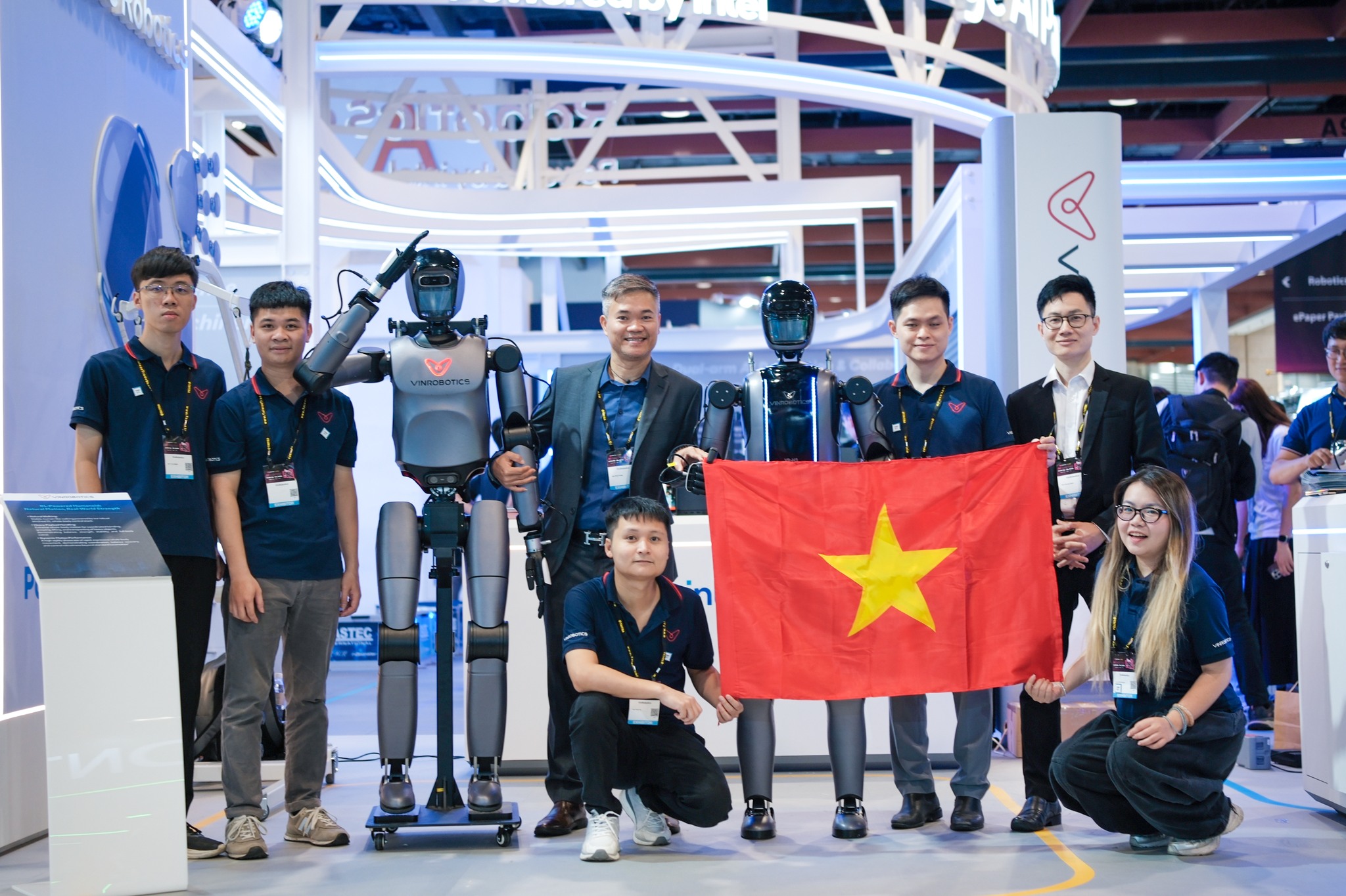 VinRobotics lần đầu trình diễn người máy “Make in Vietnam” tại loạt sự kiện công nghệ quốc tế