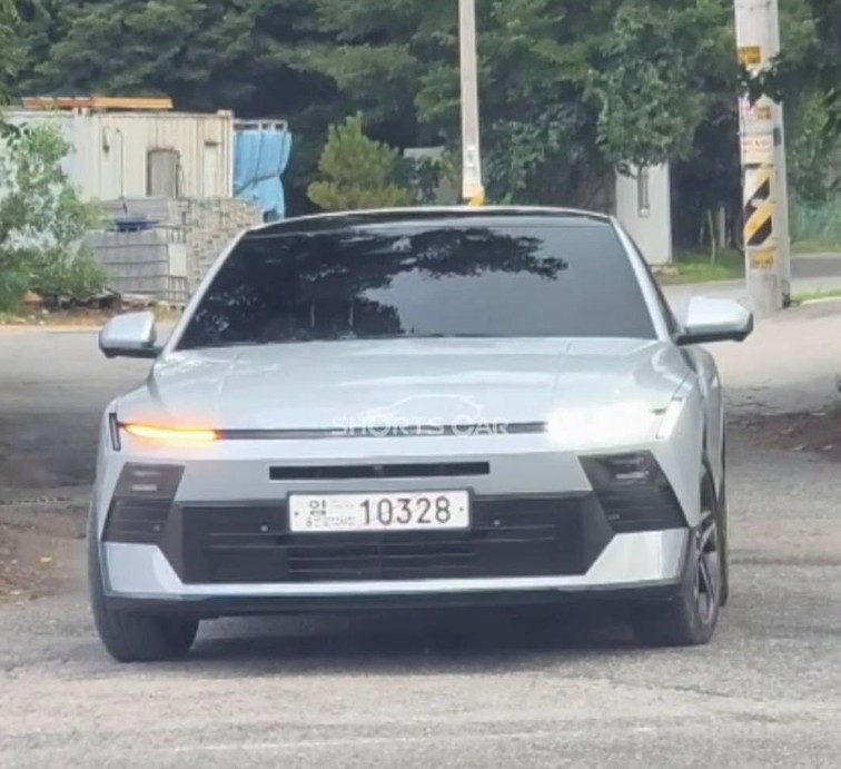 Thêm ảnh thực tế Hyundai Elantra 2027 lăn bánh ngoài đời thực: Bản màu bạc này trông ổn không anh em?